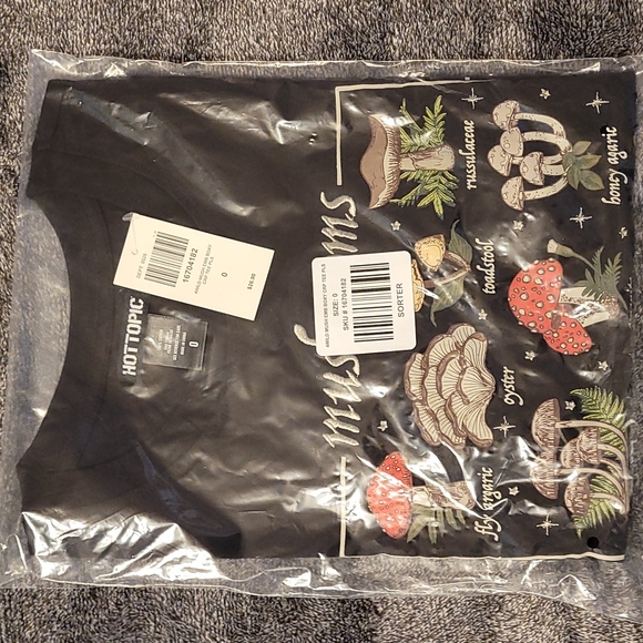 🎉HPx3🎉 Hot Topic Wild Mushrooms Crop Tee - Picture 2 of 3